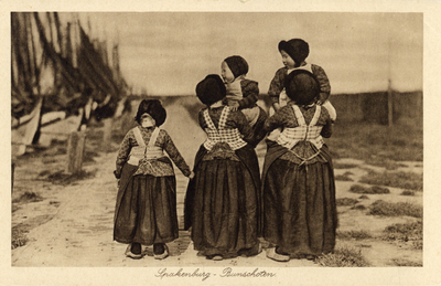 8961 Afbeelding van een groepje kinderen in klederdracht op de strekdam van de haven van Spakenburg (gemeente Bunschoten).